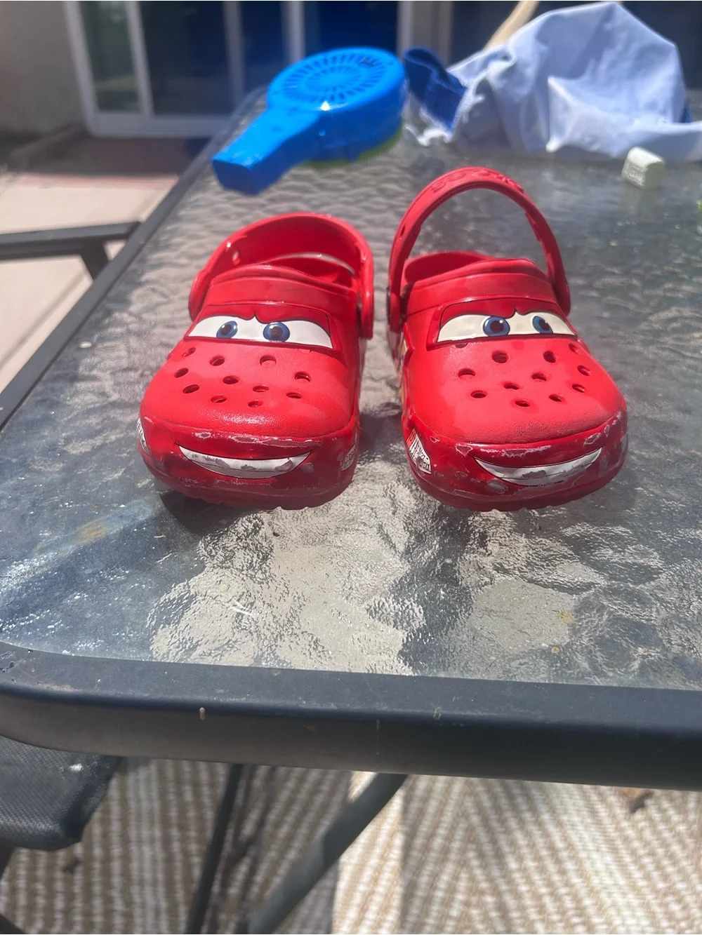 CROCS vibrant red